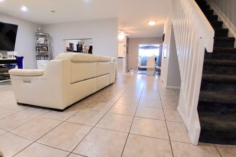 Townhouse in Pembroke Pines, Florida 3 bedrooms, 151.9 sq.m. № 1955037 - photo 11