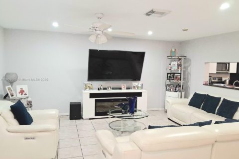 Townhouse in Pembroke Pines, Florida 3 bedrooms, 151.9 sq.m. № 1955037 - photo 9