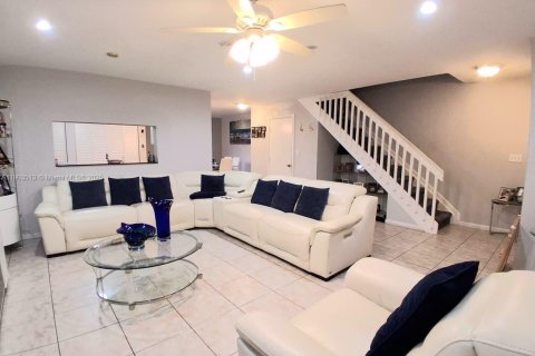Townhouse in Pembroke Pines, Florida 3 bedrooms, 151.9 sq.m. № 1955037 - photo 10