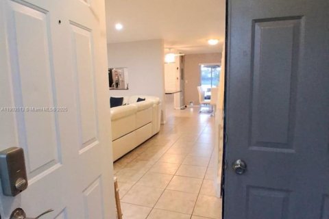 Townhouse in Pembroke Pines, Florida 3 bedrooms, 151.9 sq.m. № 1955037 - photo 6