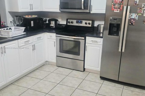 Townhouse in Pembroke Pines, Florida 3 bedrooms, 151.9 sq.m. № 1955037 - photo 17