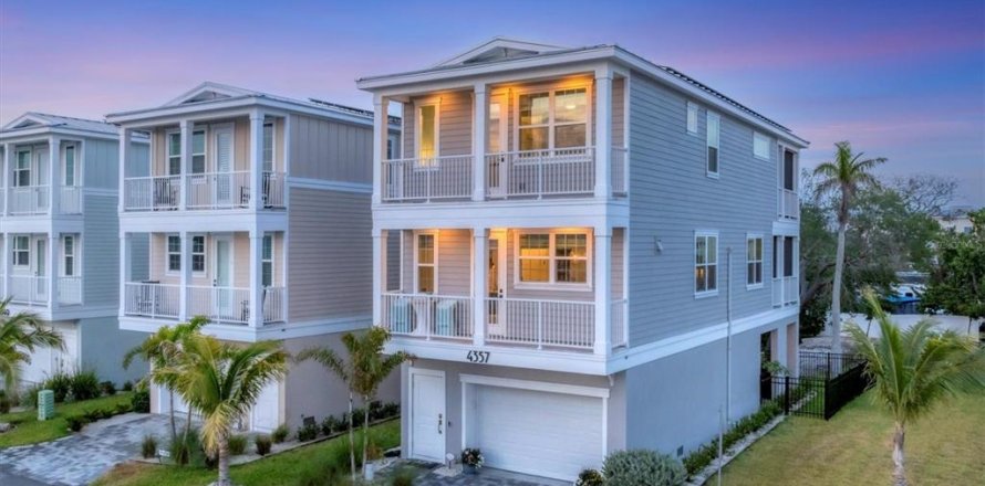 House in HUNTERS POINT in Cortez, Florida 3 bedrooms, 155.89 sq.m. № 2095886