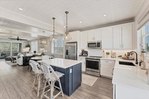House in HUNTERS POINT in Cortez, Florida 3 bedrooms, 155.89 sq.m. № 2095886 - photo 17