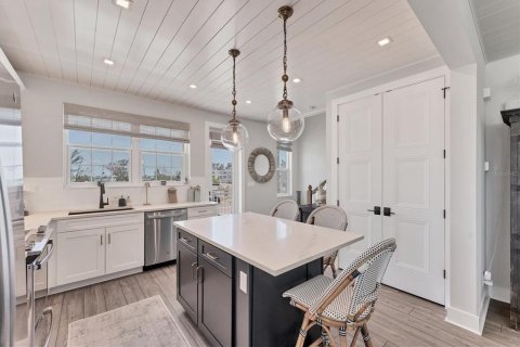 House in HUNTERS POINT in Cortez, Florida 3 bedrooms, 155.89 sq.m. № 2095886 - photo 19