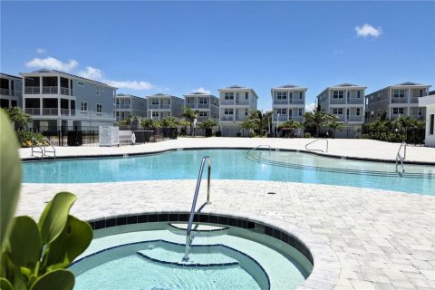 House in HUNTERS POINT in Cortez, Florida 3 bedrooms, 155.89 sq.m. № 2095886 - photo 4