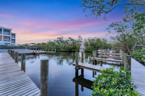 House in HUNTERS POINT in Cortez, Florida 3 bedrooms, 155.89 sq.m. № 2095886 - photo 7