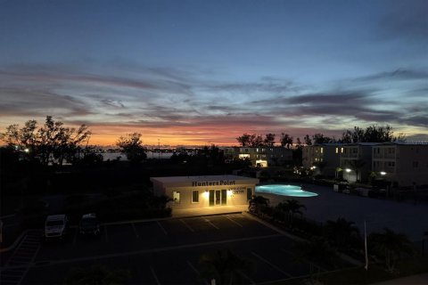 House in HUNTERS POINT in Cortez, Florida 3 bedrooms, 155.89 sq.m. № 2095886 - photo 3