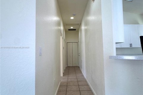 House in Homestead, Florida 3 bedrooms, 132.48 sq.m. № 1970752 - photo 13