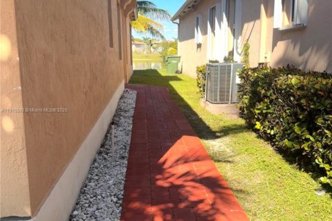 House in Homestead, Florida 3 bedrooms, 132.48 sq.m. № 1970752 - photo 4