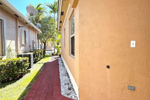 House in Homestead, Florida 3 bedrooms, 132.48 sq.m. № 1970752 - photo 5