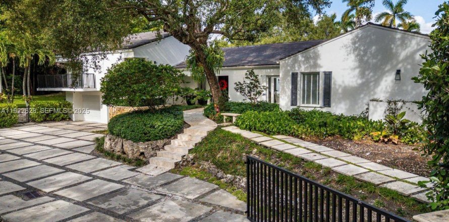 Дом в Корал-Гейблс, Флорида 5 спален, 411.46м2 № 1997231