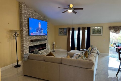 House in Port St. Lucie, Florida 4 bedrooms, 207.73 sq.m. № 2193438 - photo 8