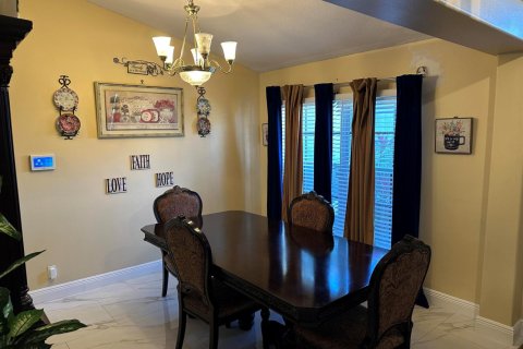 House in Port St. Lucie, Florida 4 bedrooms, 207.73 sq.m. № 2193438 - photo 10