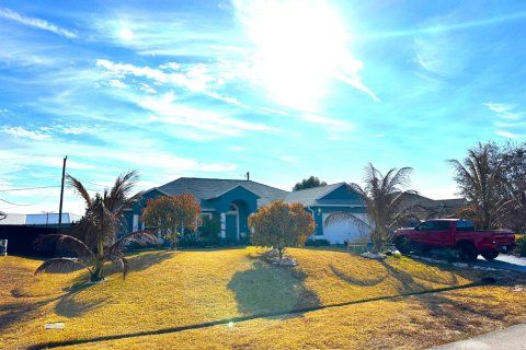 House in Port St. Lucie, Florida 4 bedrooms, 207.73 sq.m. № 2193438 - photo 2