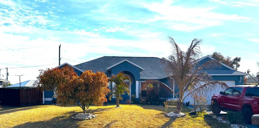 House in Port St. Lucie, Florida 4 bedrooms, 207.73 sq.m. № 2193438