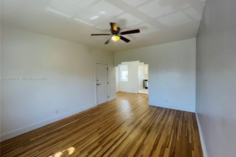 Снять в аренду квартиру в Майами-Бич, Флорида 46.45м2, № 1990826 - фото 1