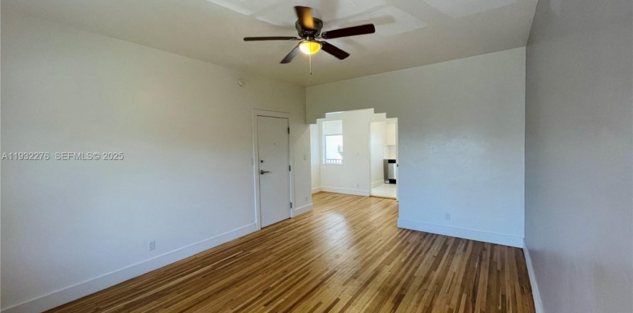 Студия в Майами-Бич, Флорида № 1990826