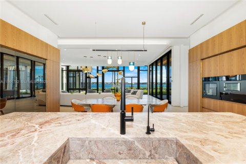 House in West Palm Beach, Florida 7 bedrooms, 376.07 sq.m. № 2046496 - photo 13