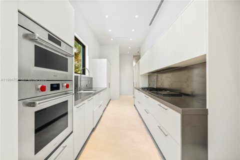 House in West Palm Beach, Florida 7 bedrooms, 376.07 sq.m. № 2046496 - photo 23