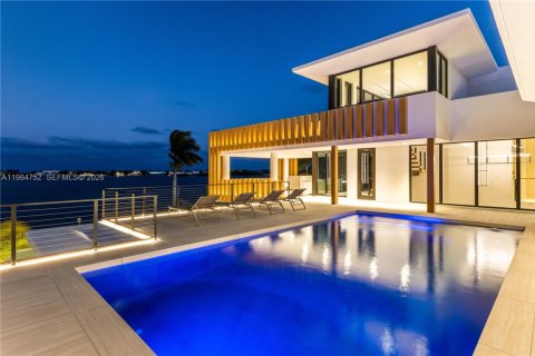 House in West Palm Beach, Florida 7 bedrooms, 376.07 sq.m. № 2046496 - photo 3