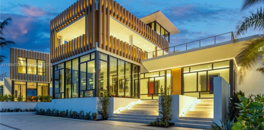 House in West Palm Beach, Florida 7 bedrooms, 376.07 sq.m. № 2046496