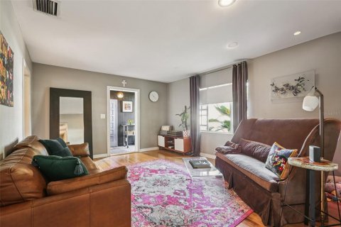 House in Tampa, Florida 3 bedrooms, 116.31 sq.m. № 2143213 - photo 7
