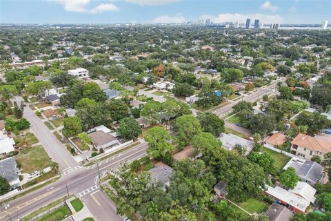 House in Tampa, Florida 3 bedrooms, 116.31 sq.m. № 2143213 - photo 30