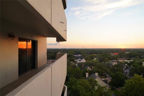 Condo in Tampa, Florida, 2 bedrooms № 2095611 - photo 2