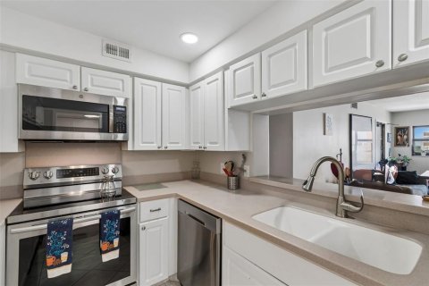 Condo in Tampa, Florida, 2 bedrooms № 2095611 - photo 15