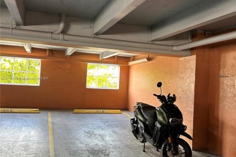 Condo in Miami, Florida, 2 bedrooms  № 2015331 - photo 22