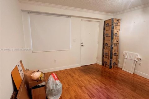 Condo in Miami, Florida, 2 bedrooms  № 2015331 - photo 5