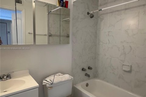 Condo in Miami, Florida, 2 bedrooms  № 2015331 - photo 17