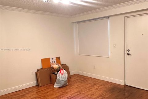 Condo in Miami, Florida, 2 bedrooms  № 2015331 - photo 4