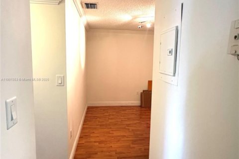 Condo in Miami, Florida, 2 bedrooms  № 2015331 - photo 7