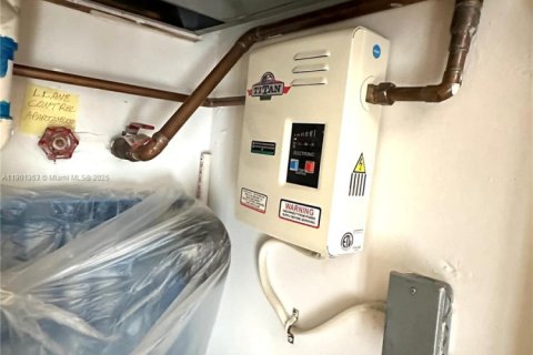 Condo in Miami, Florida, 2 bedrooms  № 2015331 - photo 19