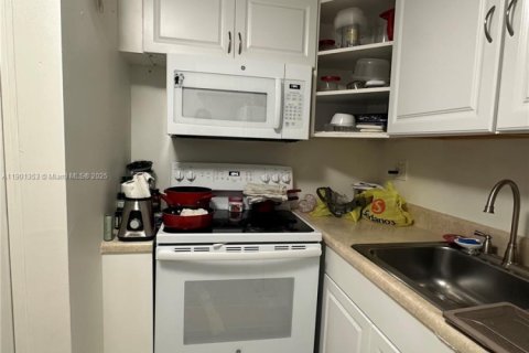 Condo in Miami, Florida, 2 bedrooms  № 2015331 - photo 10