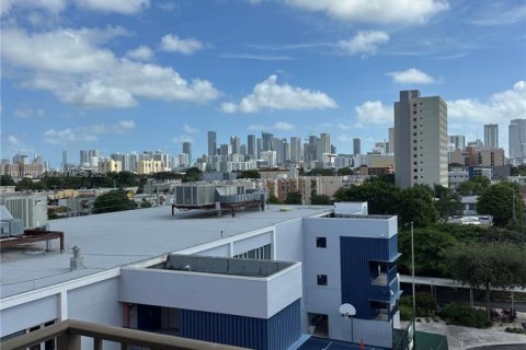 Condo in Miami, Florida, 2 bedrooms  № 2015331 - photo 2