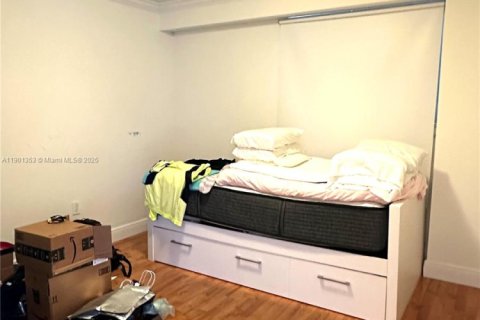 Condo in Miami, Florida, 2 bedrooms  № 2015331 - photo 13