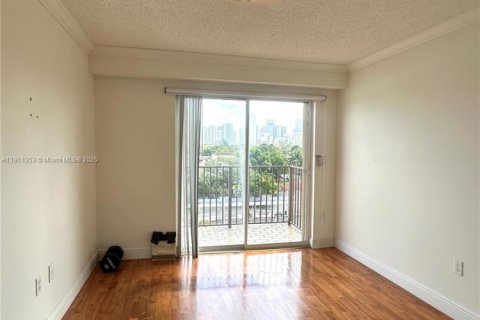 Condo in Miami, Florida, 2 bedrooms  № 2015331 - photo 15