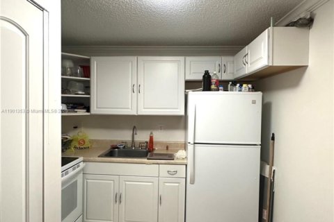 Condo in Miami, Florida, 2 bedrooms  № 2015331 - photo 9