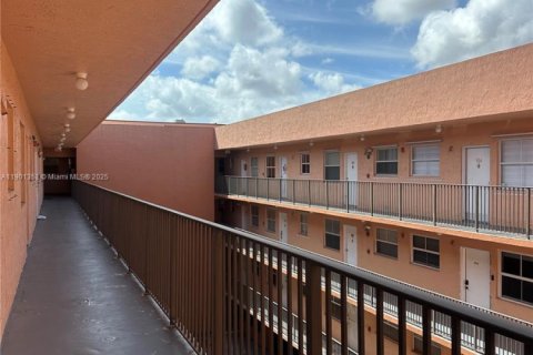 Condo in Miami, Florida, 2 bedrooms  № 2015331 - photo 21