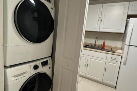 Condo in Miami, Florida, 2 bedrooms  № 2015331 - photo 8