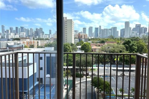Condo in Miami, Florida, 2 bedrooms  № 2015331 - photo 16