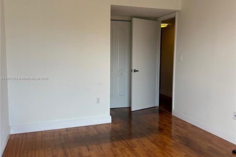 Condo in Miami, Florida, 2 bedrooms  № 2015331 - photo 14