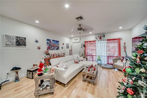 Casa en venta en Hollywood, Florida, 3 dormitorios, 118.64 m2 № 1969512 - foto 10