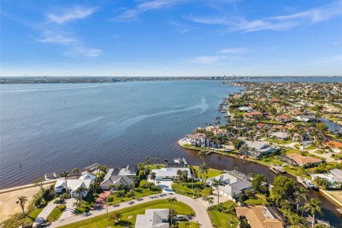 House in Cape Coral, Florida 4 bedrooms, 192.4 sq.m. № 1612589 - photo 4