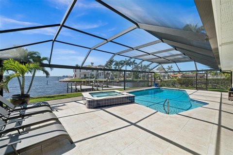 House in Cape Coral, Florida 4 bedrooms, 192.4 sq.m. № 1612589 - photo 6