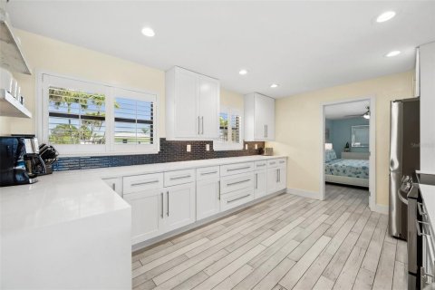 House in Cape Coral, Florida 4 bedrooms, 192.4 sq.m. № 1612589 - photo 16