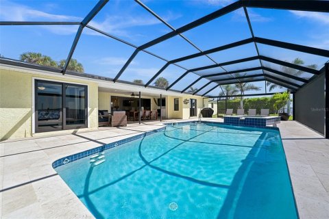 House in Cape Coral, Florida 4 bedrooms, 192.4 sq.m. № 1612589 - photo 8