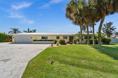 House in Cape Coral, Florida 4 bedrooms, 192.4 sq.m. № 1612589 - photo 13